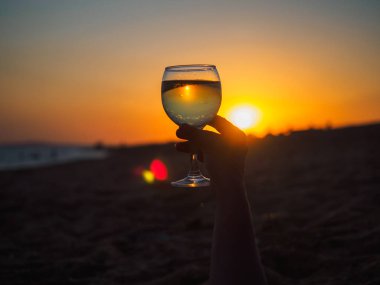 Bir bardak şarap gün batımında. Sahil. Macera için ruh