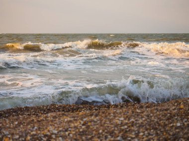 Azak Denizi batan güneşin içinde dalgalar deniz