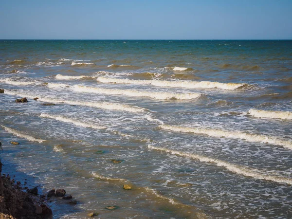 Азовское Море После Шторма Грязное Море Швыряет Песок Пену — стоковое фото