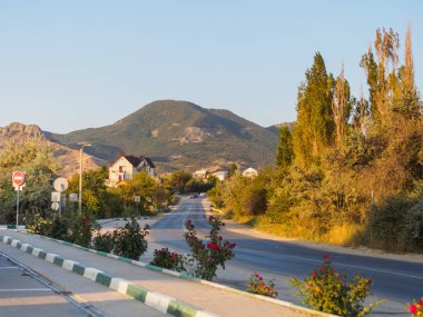 Deniz şehir girişi. Macera başlar. Şehrin yukarısındaki dağlar