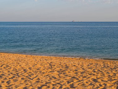 Günbatımı sahil üzerinde. Yuvarlak kabukları oluşur beach