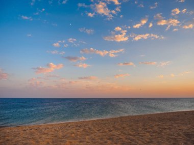 Günbatımı sahil üzerinde. Yuvarlak kabukları oluşur beach