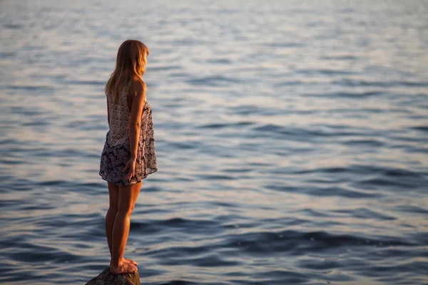 Chica Mira Atardecer Del Mar Ella Está Losa Vuelta Espectador — Foto de Stock