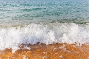 Kum büyük dalgalar deniz. Fırtına geliyor. Okyanus titriyor