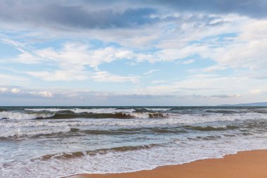 Kum büyük dalgalar deniz. Fırtına geliyor. Okyanus titriyor