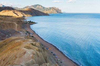 Vahşi deniz insanlar ve çadır ile defne. Bay üstten görünüm