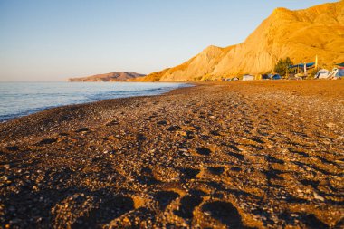 Vahşi çadır kamp gündoğumu denizde tarafından