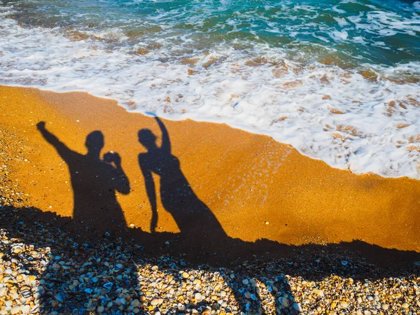 Gölgeler insan seashoreshadows üzerinde dans
