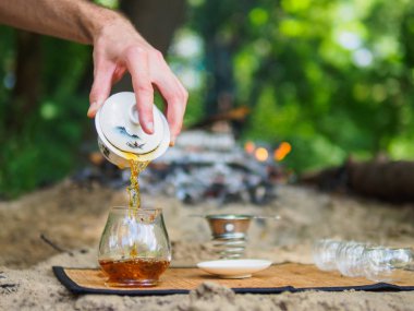 Tarafından Boğazı bir kamp ateşi Park Çin çay demleme