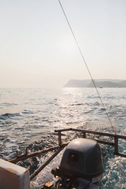 Motorlu tekne motoru. Denizin üzerinde tekne olduğunu
