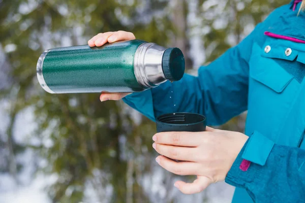 Bir termos içinde kış orman çaydan