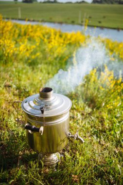 Nehir sigara doğası üzerine altın semaver