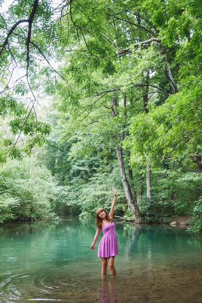 Girl Pink Short Dress Walks River — Stock Photo, Image