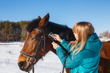 Bir tarak ile siyah at yelesi penye kız