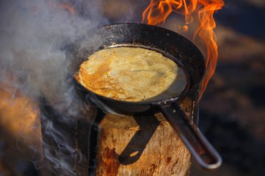 Yemek gözleme bir tavada bir Fin mum yanıyor