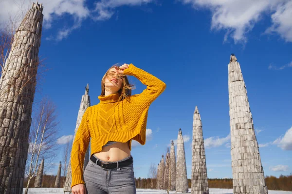 Ryssland, Kaluga region, Nikola-Lenivets - 9 mars 2019: Maslenitsa vecka. Universell intelligens. — Stockfoto