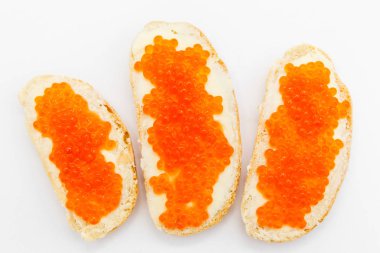 Üç beyaz ekmek sandviç tereyağı ve beyaz zemin üzerine kırmızı havyar ile