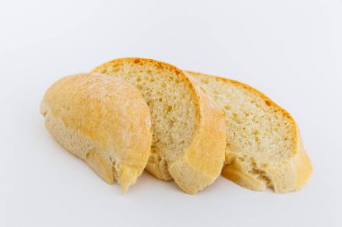 Beyaz bir arka plan üzerinde taze dilimlenmiş ciabatta ekmeği