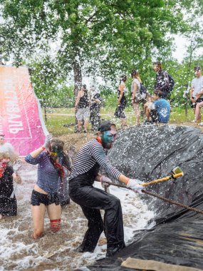 Rusya, Bryansk-30 Haziran 2019: engel yarışı. Takım elbiseli sporcular su çukuru içine atlamak.
