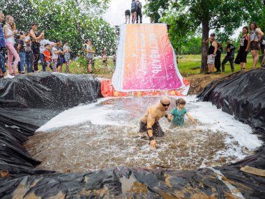 Rusya, Bryansk-30 Haziran 2019: engel yarışı. Takım elbiseli sporcular su çukuru içine atlamak.