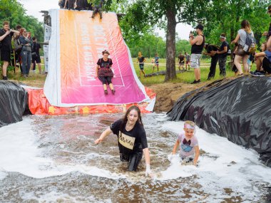 Rusya, Bryansk-30 Haziran 2019: engel yarışı. Takım elbiseli sporcular su çukuru içine atlamak.