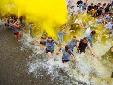 Rusya, Bryansk - 30 Haziran 2019: engel yarışı. Nehrin üzerinde çalışan başında takım elbiseli sporcular