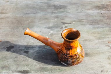 Toprak Türk kahve kap gri bir ahşap masa arka plan üzerinde