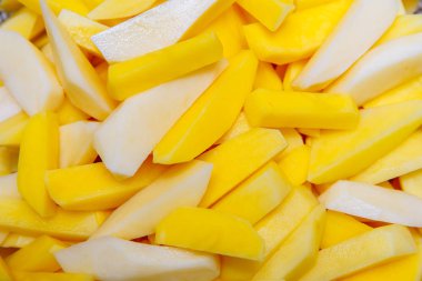 Patates şeritler halinde kesin ve masada bir fritöz rafa koymak