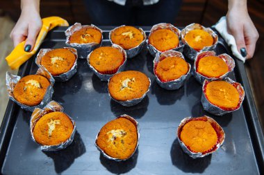 Evde kek pişirme. Fırın tepsisine pişirme fırın kaldırılır