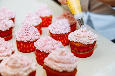 Evde cupcakes yemek. Pembe krem pişirme dekorasyon