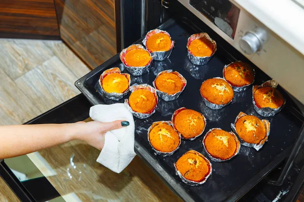 Cucinare cupcake a casa. Cuocere su una teglia da forno viene rimosso dal forno — Foto Stock