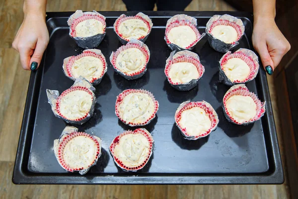 Cucinare cupcake a casa. Torte al formaggio sulla teglia — Foto Stock