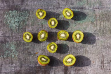 Kivi gri bir vintage masaya dilimlenmiş