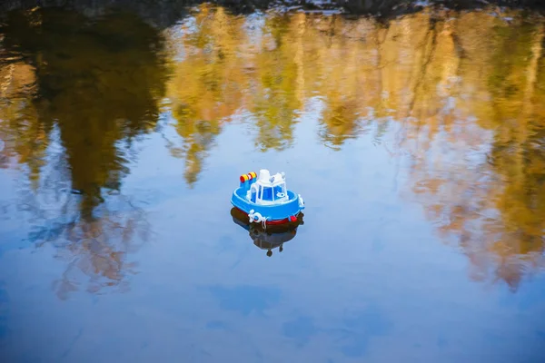 Navio de brinquedo navegando no rio ao pôr-do-sol — Fotografia de Stock