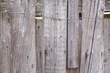 Eski gri çit ve dikenli tel dokusu