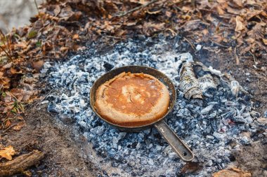Hamurdan ekmek pişiriyoruz.