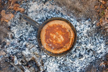 Akşam ları ateş kömürlerinde ekmek pişirmek