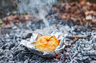 Elma akşam kömürler üzerinde pişmiş