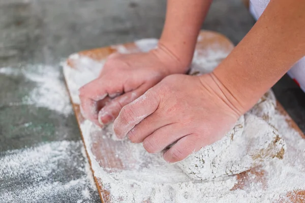 La ragazza nel bosco che prepara l'impasto per la torta — Foto Stock