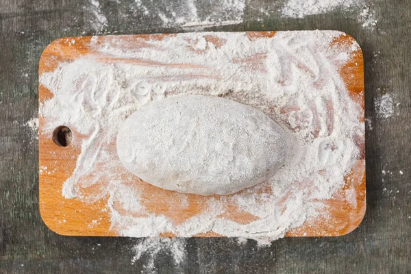 Pasta in farina per pane di segale su una tavola di legno — Foto Stock