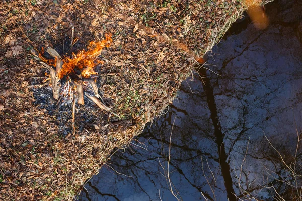 Hoguera en las orillas del arroyo en el bosque de primavera. Vista desde arriba — Foto de Stock