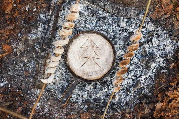 Pfanne mit Brot auf den Kohlen des Feuers im Frühlingswald — Stockfoto