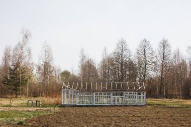 Bahçede ilkbaharda boş sera