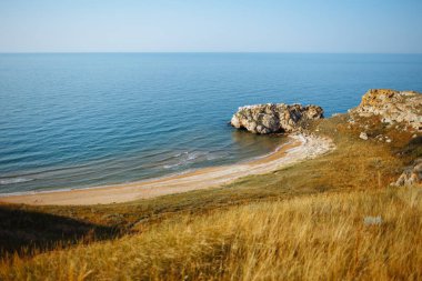 Gün batımında kumlu bir plaja sahip deniz Lagünü