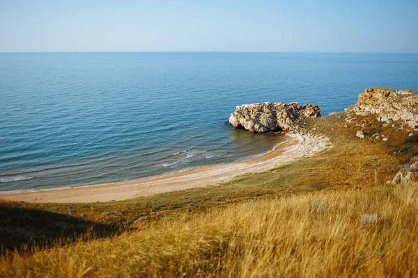 Gün batımında kumlu bir plaja sahip deniz Lagünü