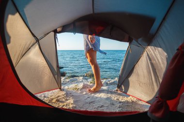 Çadırdan denize bak. Kız bacakları