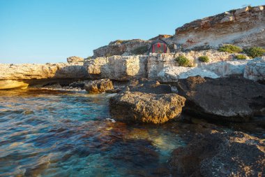 Çadır taştan bir deniz üzerinde duruyor. Sudan görünüm