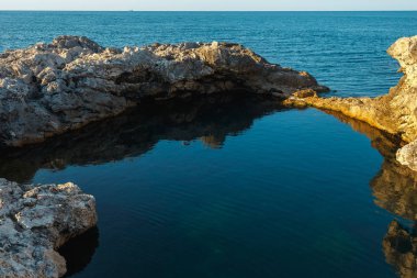 Kayalık bir sahil üzerinde su Gölü