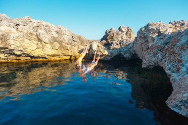 Kameralı iki kız uçurumdan denize atladı