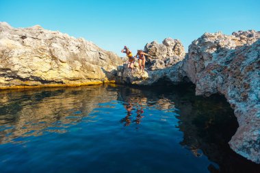 Kameralı iki kız uçurumdan denize atladı
